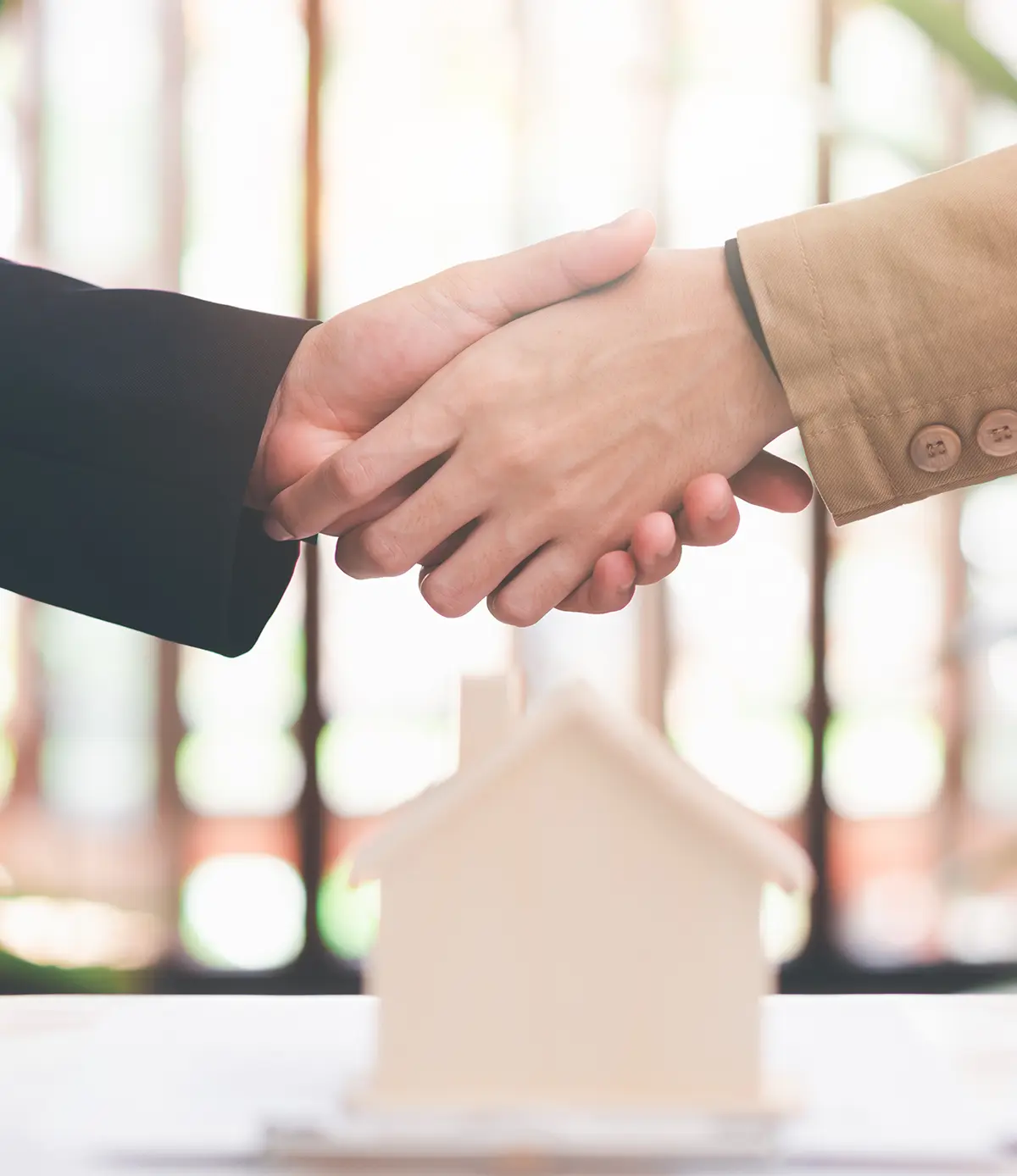 Geschäftsleute geben sich die Hand, Dokumentenmanagement und Geschäftsvereinbarung unterzeichnen einen Geschäftsvertrag, gewerbliches Schild, Immobilienkaufvertrag, Verhandlung und Prüfung von Vertragsunterlagen